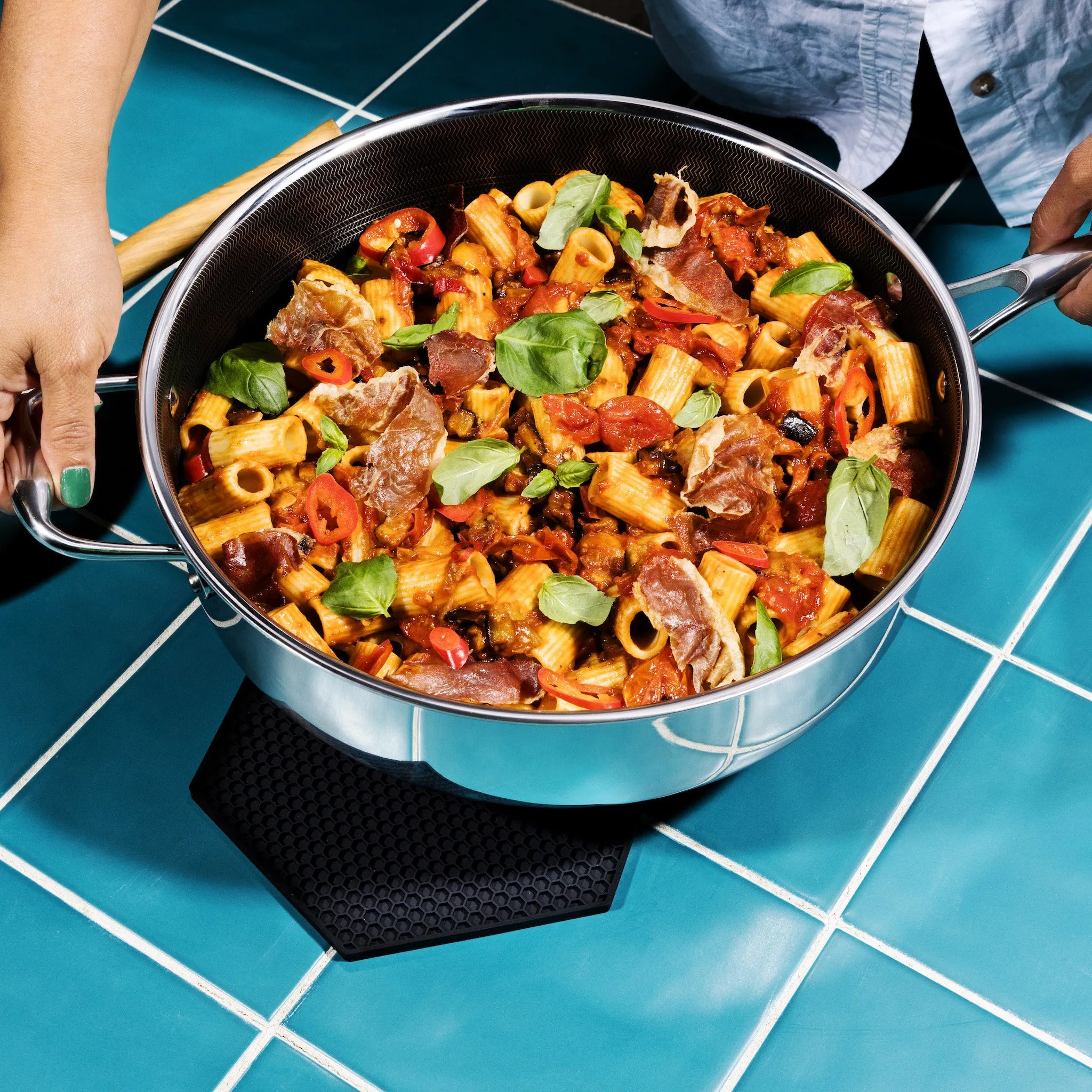 5.5 QT Hybrid Deep Sauté Pan with Lid (5.2L)