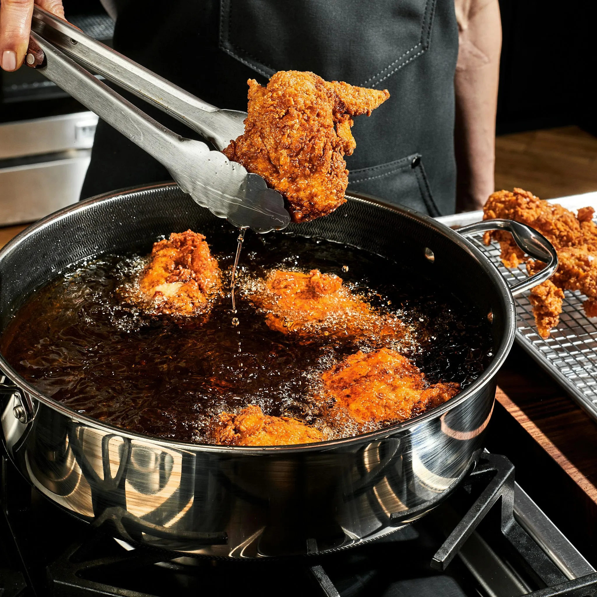 7QT Hybrid Deep Sauté Pan/Chicken Fryer with Lid (6.6 L)